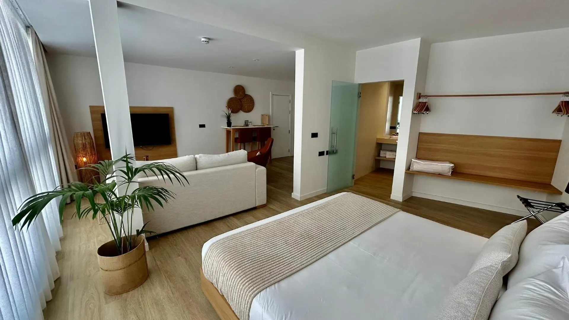Hotel Emblematico Hi Suites Santa Cruz de Tenerife 3*,